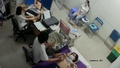 国内某医院接待某厂女职工体检乳房B超-小女生听说要把乳房给男医生看,一脸无奈不情愿 截图14