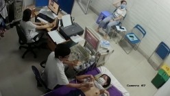 国内某医院接待某厂女职工体检乳房B超-小女生听说要把乳房给男医生看,一脸无奈不情愿 截图15