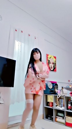 青春无敌，抖音风艺校美少女【杨晓花】定制福利，露脸露点，各种热门BGM裸舞 截图6