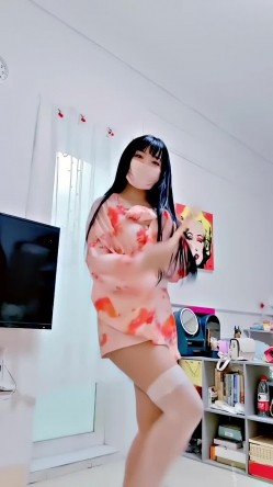 青春无敌，抖音风艺校美少女【杨晓花】定制福利，露脸露点，各种热门BGM裸舞 截图7
