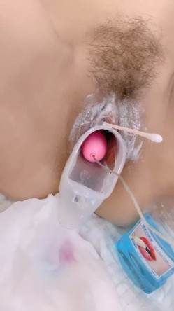 【小依蓓】两个骚货花样玩逼 风油精牙膏涂逼 扩阴漱口水倒逼里 黄瓜插菊花 放尿拉翔 截图10