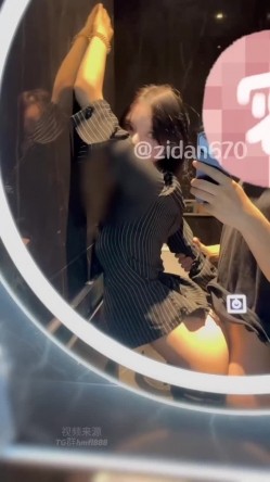 推特17万粉蜂腰美腿反差婊网黄「紫蛋」付费资源 第一次尝试躲在KTV厕所操，腰被折成了九十度，贱 截图7
