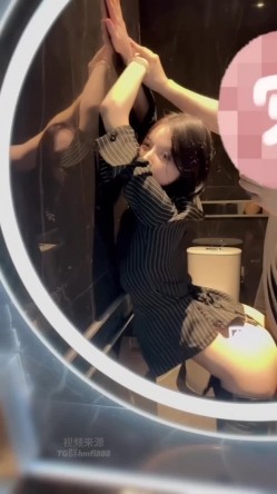 推特17万粉蜂腰美腿反差婊网黄「紫蛋」付费资源 第一次尝试躲在KTV厕所操，腰被折成了九十度，贱 截图8