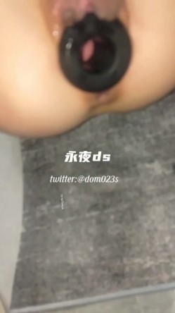 SM顶级调教大神【永夜DOM】圈养各种妹子多种刺激玩法，各种啪啪调教露脸高颜反差婊，纯纯人形小母狗 截图1