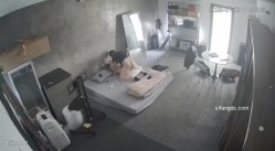 黑客破解家庭网络摄像头偷拍住毛坯房的年轻情侣疯狂做爱有时一天做爱几次 截图12