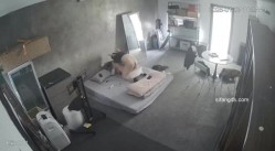 黑客破解家庭网络摄像头偷拍住毛坯房的年轻情侣疯狂做爱有时一天做爱几次 截图13