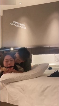 富家公子哥体育生『Sy』南航空姐。女主空姐刚和对象订完婚，就出来偷情。捆绑调教，空姐彻底沦为性奴。自己鸡吧操完以后还带个假鸡巴操空姐。 截图2
