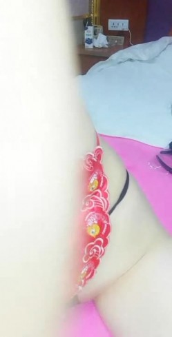 颜值不错身材苗条美女主播情趣肚兜丁字裤自慰秀 淫语骚话翘着屁股后入 截图7