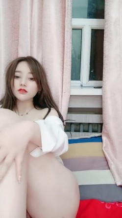 皮肤白皙长发美女主播，全裸跳舞，一线美鲍超级粉木耳特写 截图5