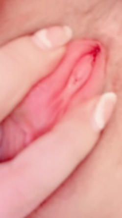 皮肤白皙长发美女主播，全裸跳舞，一线美鲍超级粉木耳特写 截图14