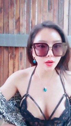 最强户外勾搭美娇娘景区凉亭情趣诱惑勾引幸运大叔 例假刚过急需肉棒 爆菊口爆吞精全是拿手绝活 截图2