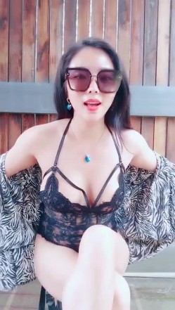 最强户外勾搭美娇娘景区凉亭情趣诱惑勾引幸运大叔 例假刚过急需肉棒 爆菊口爆吞精全是拿手绝活 截图3