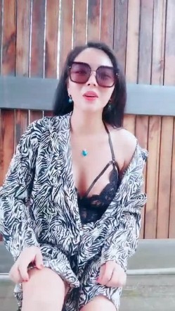 最强户外勾搭美娇娘景区凉亭情趣诱惑勾引幸运大叔 例假刚过急需肉棒 爆菊口爆吞精全是拿手绝活 截图4
