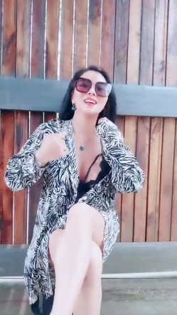 最强户外勾搭美娇娘景区凉亭情趣诱惑勾引幸运大叔 例假刚过急需肉棒 爆菊口爆吞精全是拿手绝活 截图5