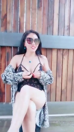 最强户外勾搭美娇娘景区凉亭情趣诱惑勾引幸运大叔 例假刚过急需肉棒 爆菊口爆吞精全是拿手绝活 截图6