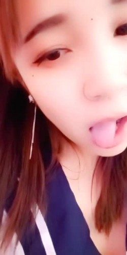 可爱学妹安其拉露脸黑丝制服被束缚的大奶子很有情趣感觉好棒，道具抽插骚逼累了还有情趣椅上下抽插娇喘 截图1