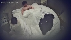 酒店偷拍 ️连续三天入住的大学生情侣反差婊眼镜学妹穿上情趣内衣露出大奶勾引男友操她 截图1