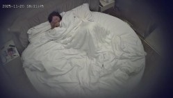 酒店偷拍 ️连续三天入住的大学生情侣反差婊眼镜学妹穿上情趣内衣露出大奶勾引男友操她 截图8