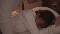 IPZZ-025 出張先相部屋NTR 絶倫の上司に一晩中何度もイカされ続けた巨乳女子社員 八蜜凛 截图4