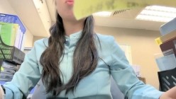 小区的物业美女真骚，【露露儿酱】办公室偷偷玩跳蛋，到厕所自慰，奶子大逼逼肥美 截图2