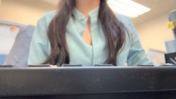 小区的物业美女真骚，【露露儿酱】办公室偷偷玩跳蛋，到厕所自慰，奶子大逼逼肥美 截图5