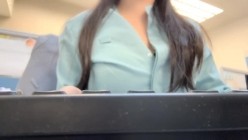 小区的物业美女真骚，【露露儿酱】办公室偷偷玩跳蛋，到厕所自慰，奶子大逼逼肥美 截图8