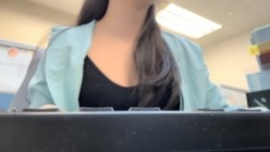 小区的物业美女真骚，【露露儿酱】办公室偷偷玩跳蛋，到厕所自慰，奶子大逼逼肥美 截图11