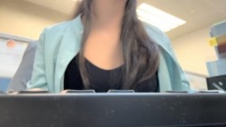 小区的物业美女真骚，【露露儿酱】办公室偷偷玩跳蛋，到厕所自慰，奶子大逼逼肥美 截图12