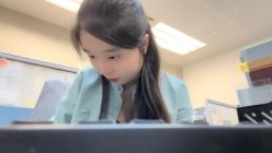 小区的物业美女真骚，【露露儿酱】办公室偷偷玩跳蛋，到厕所自慰，奶子大逼逼肥美 截图14
