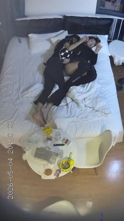 酒店偷拍 ️模特身材过膝袜短裙时尚黄发美女酒店挨男友操 截图1