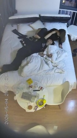 酒店偷拍 ️模特身材过膝袜短裙时尚黄发美女酒店挨男友操 截图2