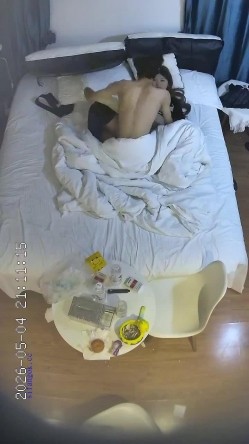 酒店偷拍 ️模特身材过膝袜短裙时尚黄发美女酒店挨男友操 截图4