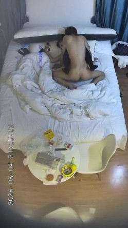 酒店偷拍 ️模特身材过膝袜短裙时尚黄发美女酒店挨男友操 截图6