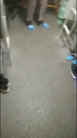 超远镜头拍摄3位学生妹,重点是第三个妹子,清纯外表想不到毛毛这么多,内裤都包不住 截图3