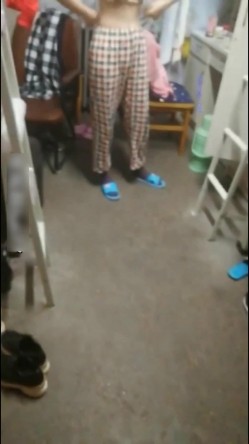 超远镜头拍摄3位学生妹,重点是第三个妹子,清纯外表想不到毛毛这么多,内裤都包不住 截图4