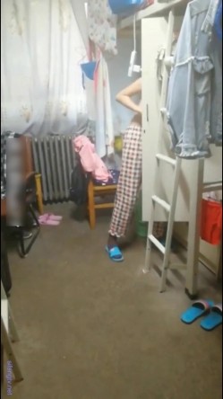 超远镜头拍摄3位学生妹,重点是第三个妹子,清纯外表想不到毛毛这么多,内裤都包不住 截图5