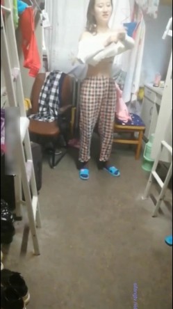超远镜头拍摄3位学生妹,重点是第三个妹子,清纯外表想不到毛毛这么多,内裤都包不住 截图6
