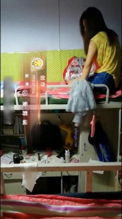 超远镜头拍摄3位学生妹,重点是第三个妹子,清纯外表想不到毛毛这么多,内裤都包不住 截图7