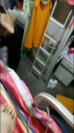 超远镜头拍摄3位学生妹,重点是第三个妹子,清纯外表想不到毛毛这么多,内裤都包不住 截图13