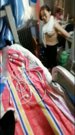 超远镜头拍摄3位学生妹,重点是第三个妹子,清纯外表想不到毛毛这么多,内裤都包不住 截图15