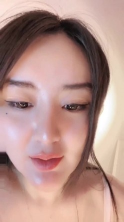 甜美系妹子36D天生巨乳褪下内裤露出一个大鲍鱼掰穴看表外细节的唿吸 截图1