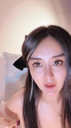 甜美系妹子36D天生巨乳褪下内裤露出一个大鲍鱼掰穴看表外细节的唿吸 截图6