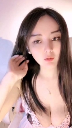 甜美系妹子36D天生巨乳褪下内裤露出一个大鲍鱼掰穴看表外细节的唿吸 截图15