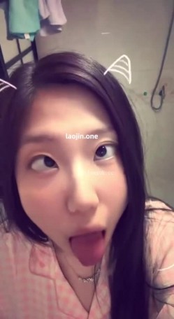 超美阿黑颜女神原档泄密，标准的一个眼镜婊，大眼睛萌妹，反差感，淫荡的表情挑逗极了 截图1