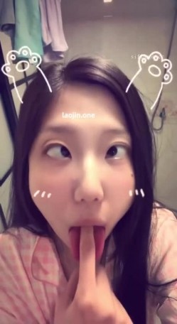 超美阿黑颜女神原档泄密，标准的一个眼镜婊，大眼睛萌妹，反差感，淫荡的表情挑逗极了 截图2