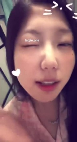 超美阿黑颜女神原档泄密，标准的一个眼镜婊，大眼睛萌妹，反差感，淫荡的表情挑逗极了 截图3
