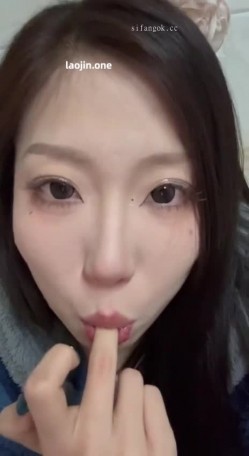 超美阿黑颜女神原档泄密，标准的一个眼镜婊，大眼睛萌妹，反差感，淫荡的表情挑逗极了 截图5