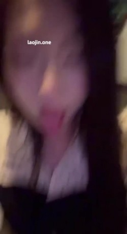 超美阿黑颜女神原档泄密，标准的一个眼镜婊，大眼睛萌妹，反差感，淫荡的表情挑逗极了 截图7