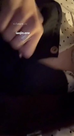 超美阿黑颜女神原档泄密，标准的一个眼镜婊，大眼睛萌妹，反差感，淫荡的表情挑逗极了 截图8