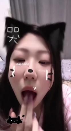 超美阿黑颜女神原档泄密，标准的一个眼镜婊，大眼睛萌妹，反差感，淫荡的表情挑逗极了 截图12